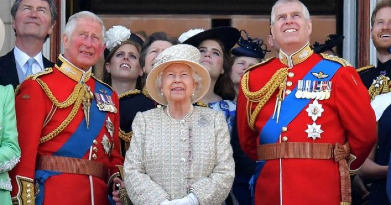 Il Principe Andrea con il Principe Carlo e la Regina Elisabetta - Oggi24.it