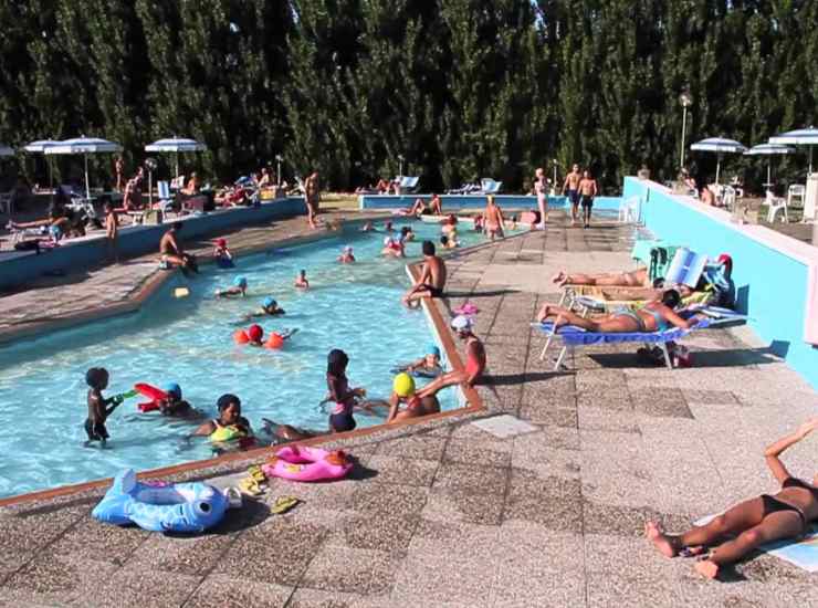 Come organizzare tanti giochi in piscina per intrattenere i vostri amici? - Oggi24.it 