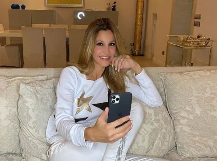 Adriana Volpe selfie in casa nel suo salotto sul divano - oggi24.it credit Instagram