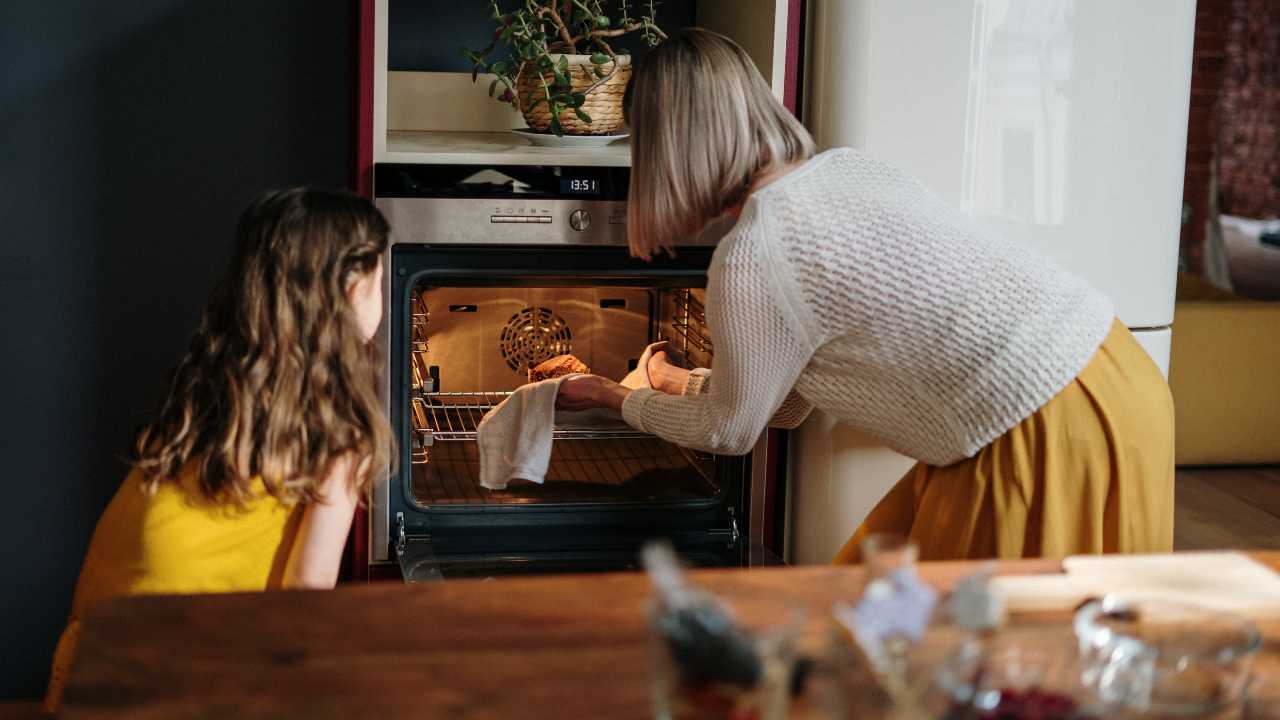 Come pulire un forno sporco? Ecco qualche consiglio ma c'è anche un ingrediente segreto - oggi24.it credit Pexels